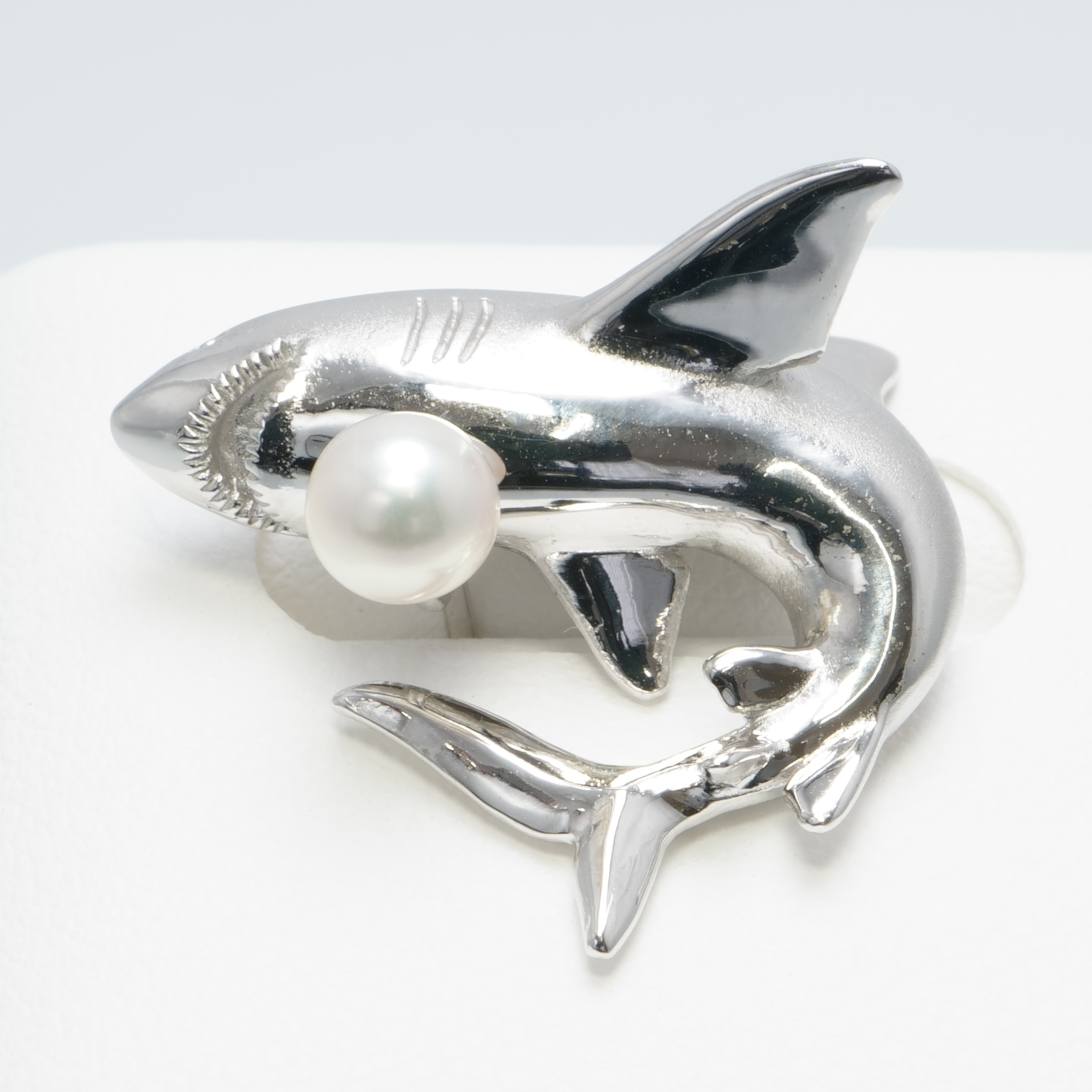 10334507_サメブローチ