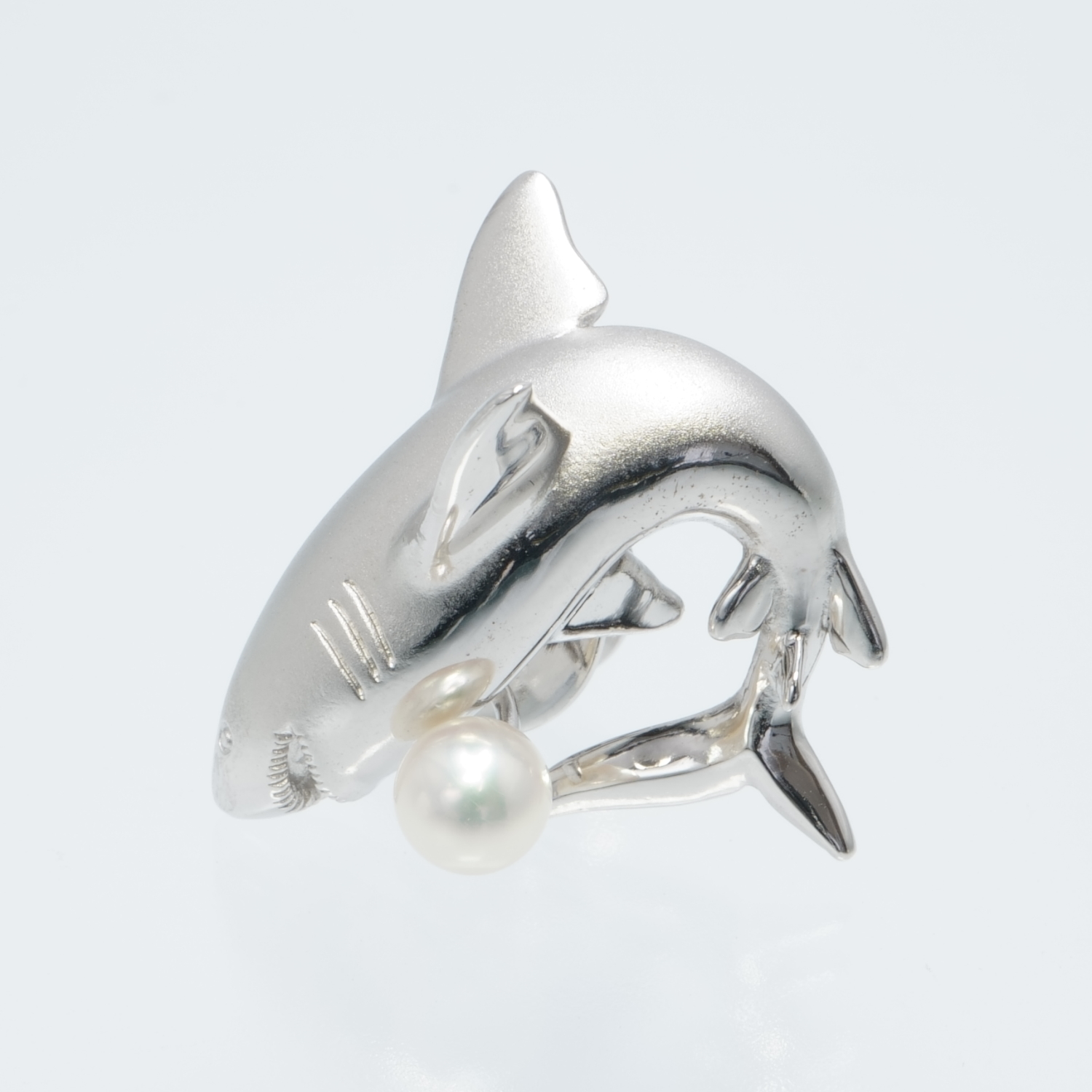 10334507_サメブローチ