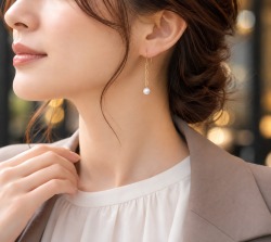 8.0mmあこや真珠 K18YGロングフックピアス 着用イメージ
