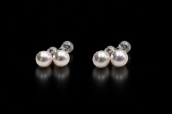左側7.0mm、右側8.0mmのあこや真珠ピアス比較写真